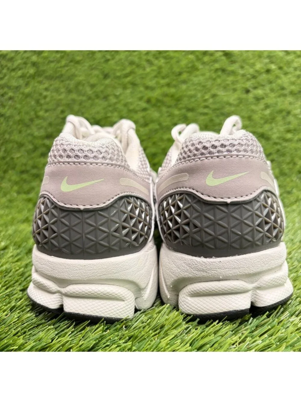 Nike Air Zoom Vomero 5 Womens Size 7 Gray Black Athletic Running Shoes Sneakers